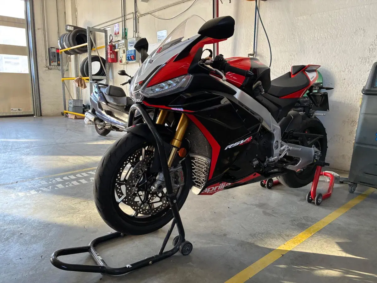 Aprilia RSV4 1100 Factory (2021 - 24) (2)
