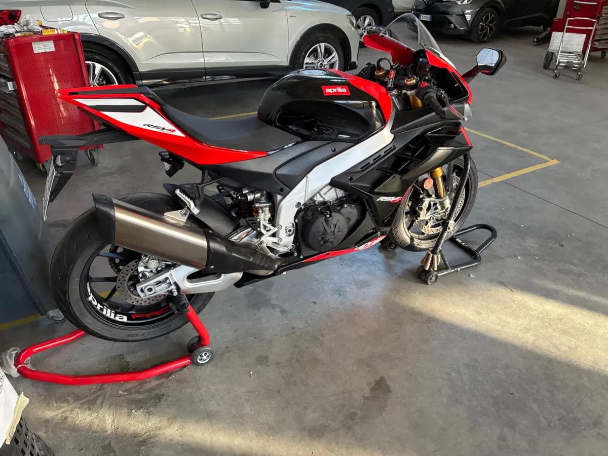 Aprilia RSV4 1100 Factory (2021 - 24) (5)