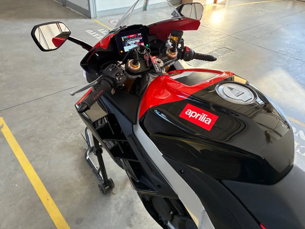 Aprilia RSV4 1100 Factory (2021 - 24) (6)