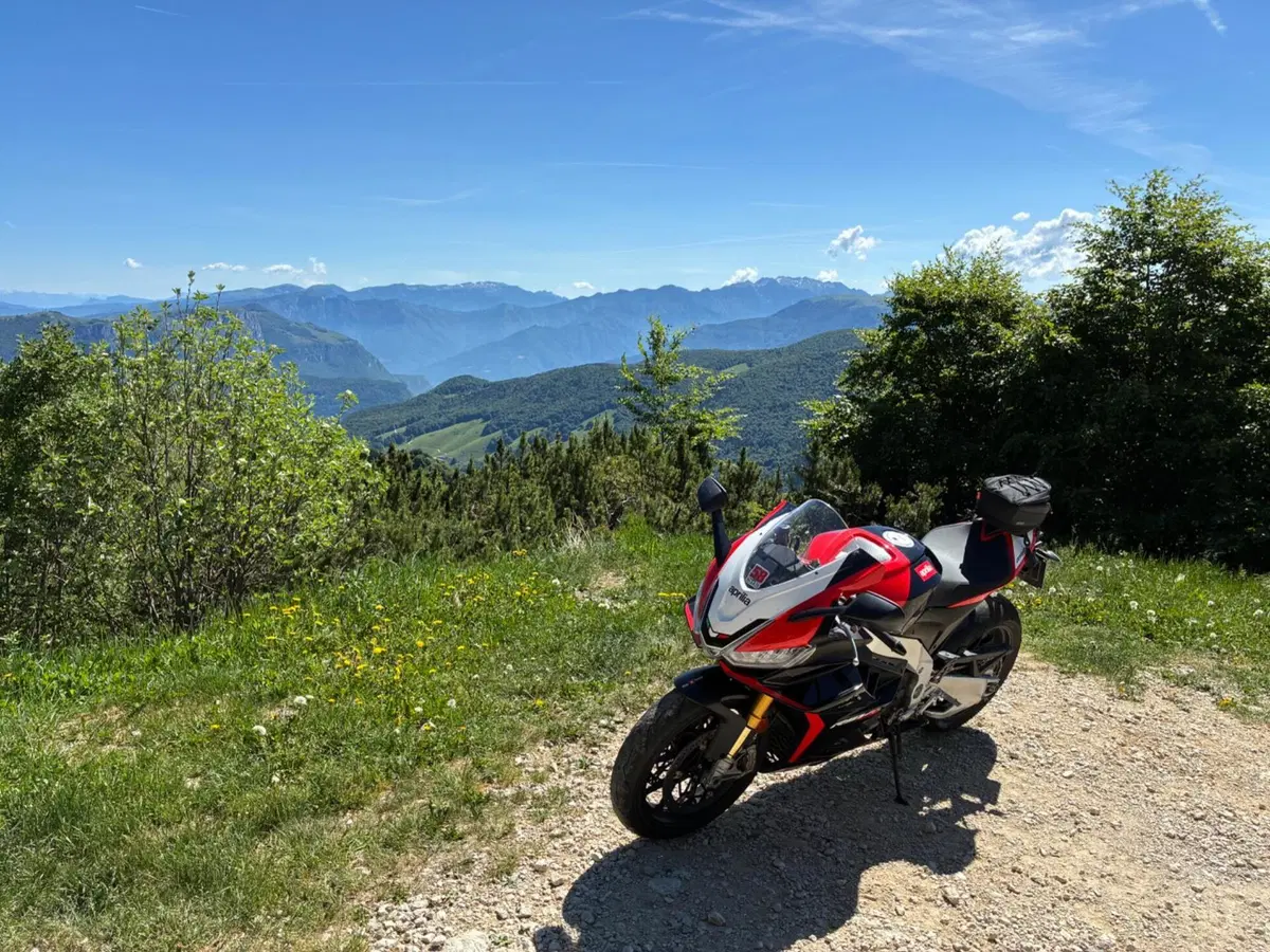 Aprilia RSV4 1100 Factory (2021 - 24) (9)