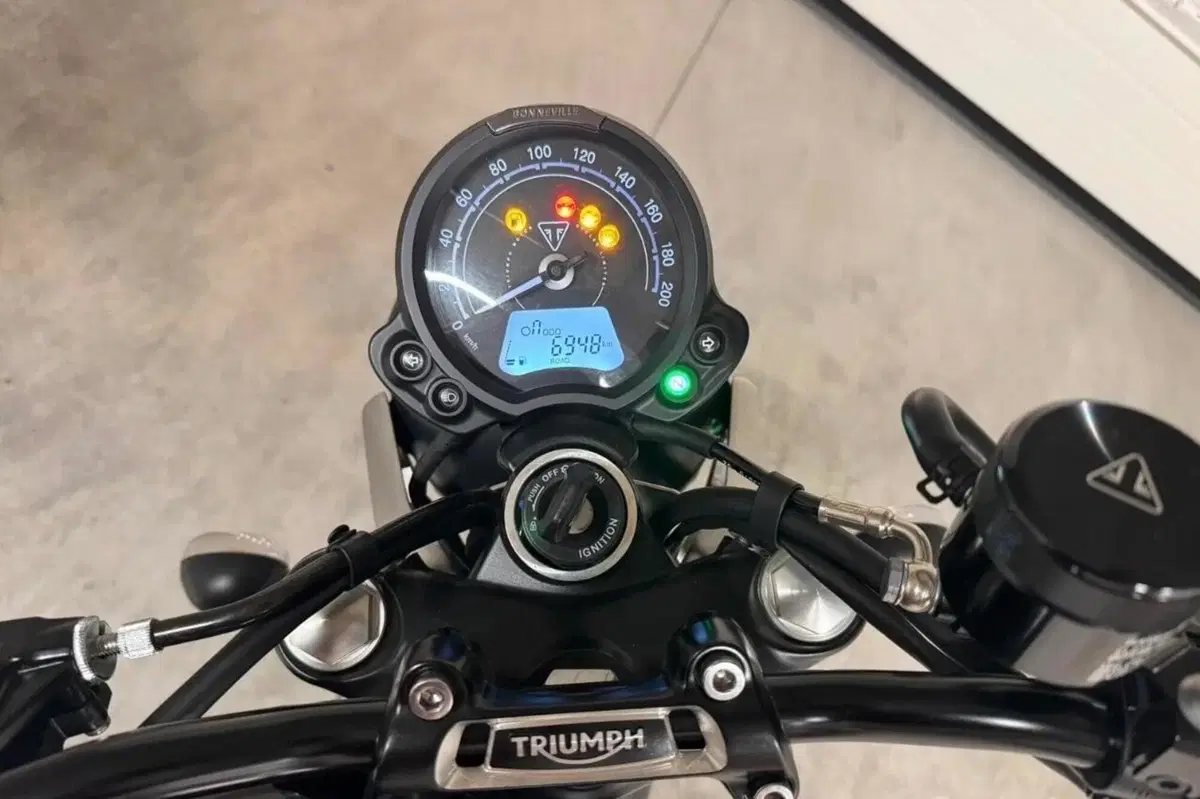 Triumph Street Twin 900 (2021 - 22) (2)