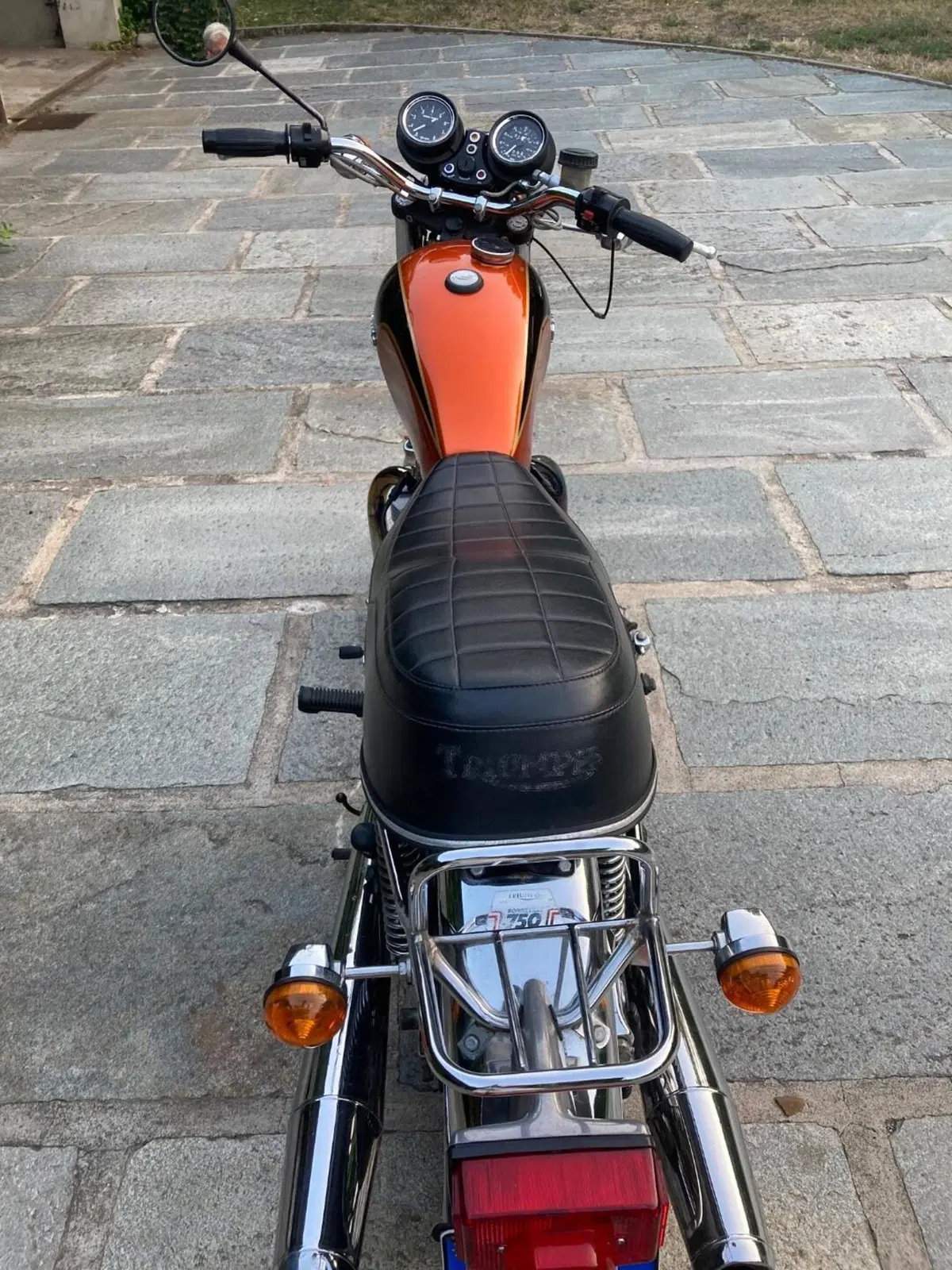 Triumph Bonneville T140E 750cc  (2)