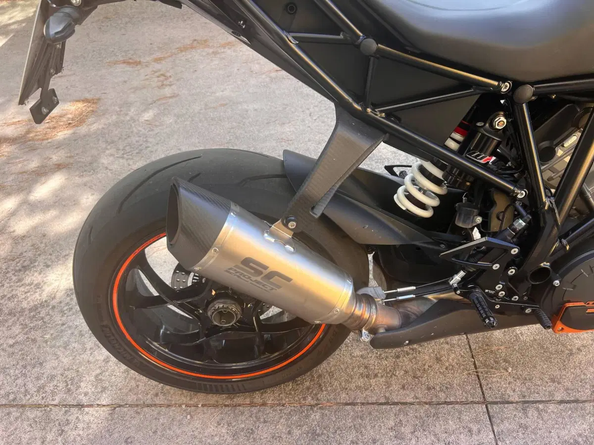 KTM 1290 Super Duke R (2019) (3)
