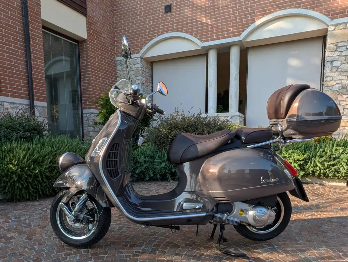 Vespa GTV 300 Vie della Moda (2011 - 14) (2)