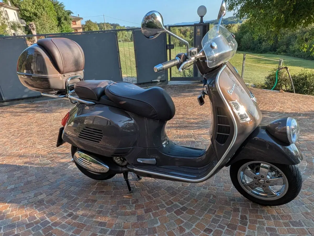 Vespa GTV 300 Vie della Moda (2011 - 14) (3)