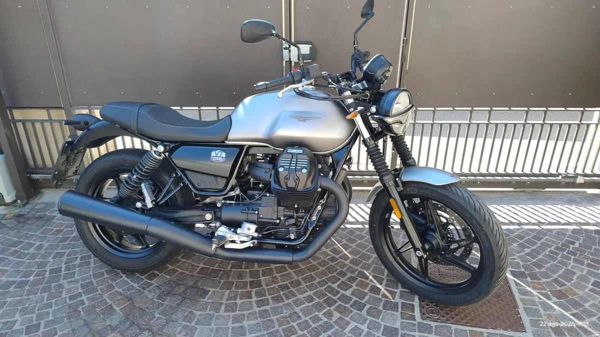 Moto Guzzi V7 Stone (2021 - 24) (2)