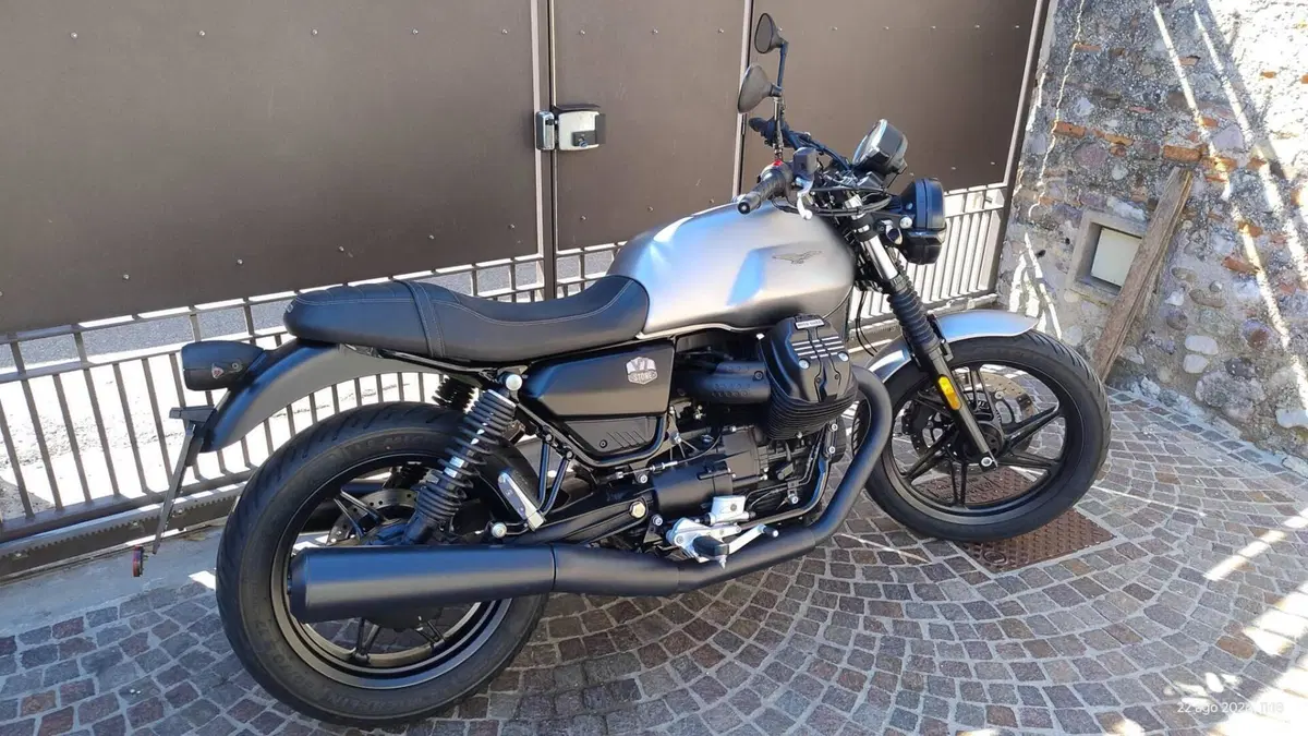 Moto Guzzi V7 Stone (2021 - 24) (3)