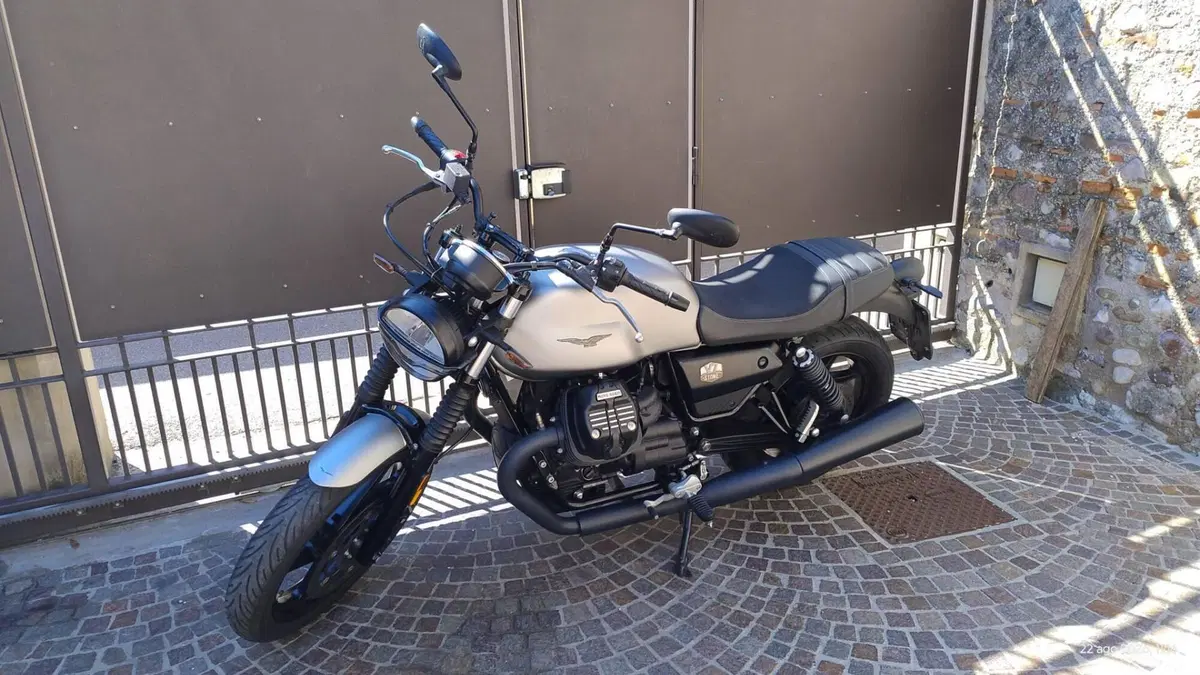 Moto Guzzi V7 Stone (2021 - 24) (5)