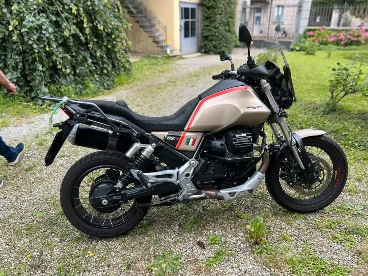 Moto Guzzi V85 TT Travel (2021 - 23)