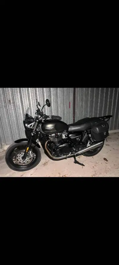Triumph Street Twin 900 (2021 - 22) usata