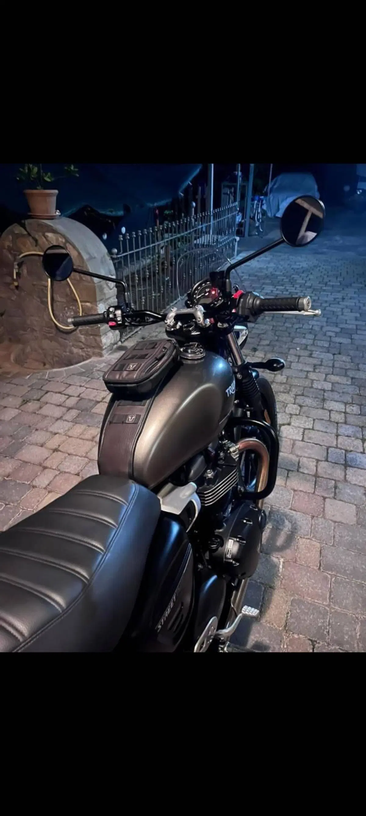 Triumph Street Twin 900 (2021 - 22) (3)
