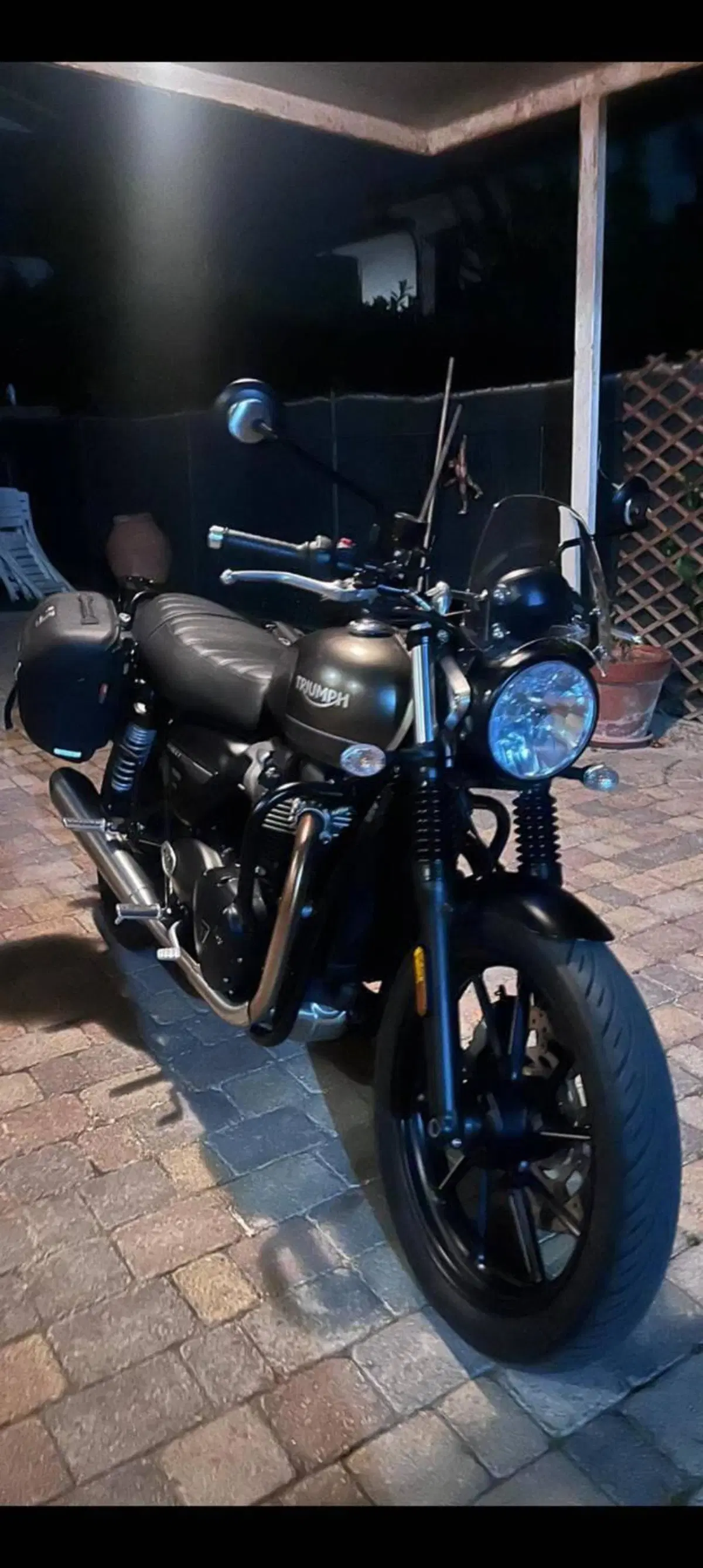 Triumph Street Twin 900 (2021 - 22) (4)