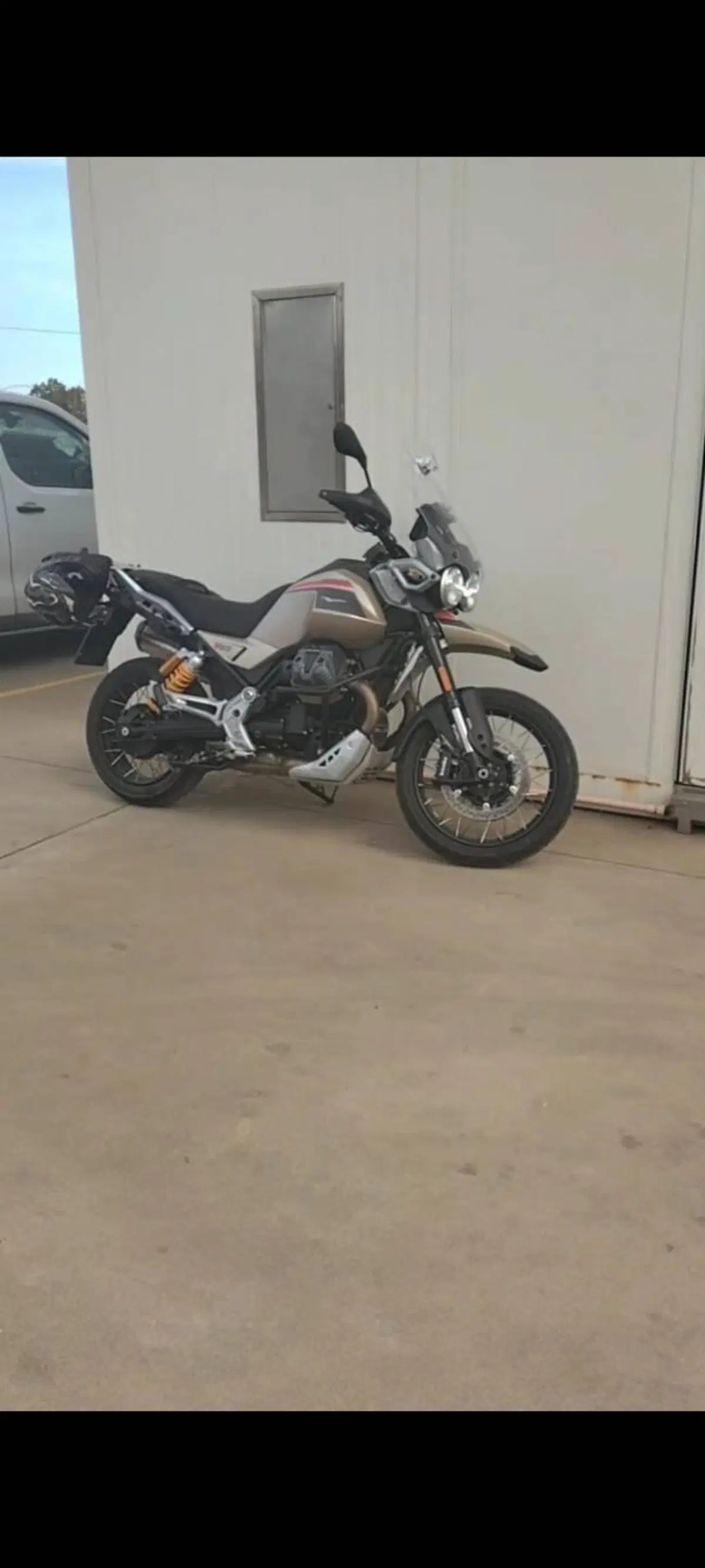 Moto Guzzi V85 TT Travel (2024 - 26) (2)