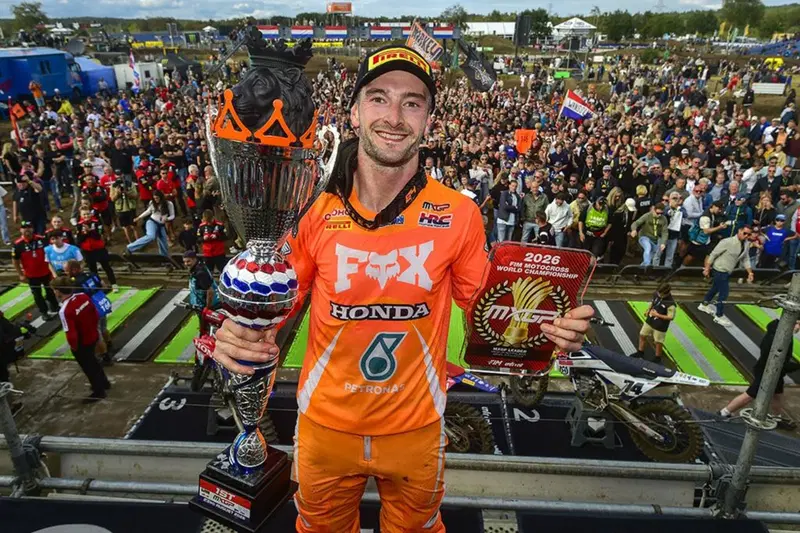 Jeffrey Herlings festeggia davanti al pubblico di casa