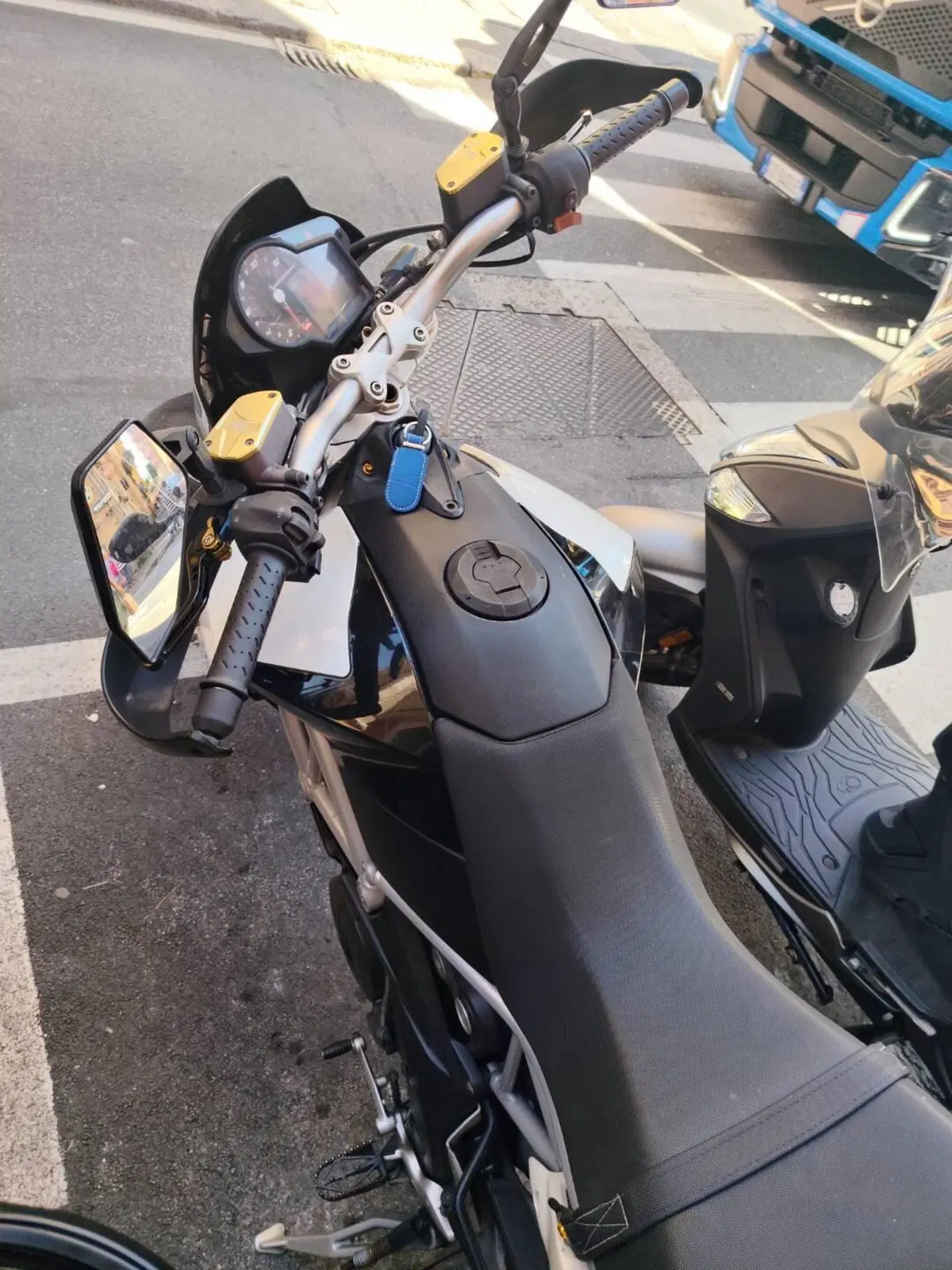 Aprilia Dorsoduro 750 Factory (2010 - 13) (3)