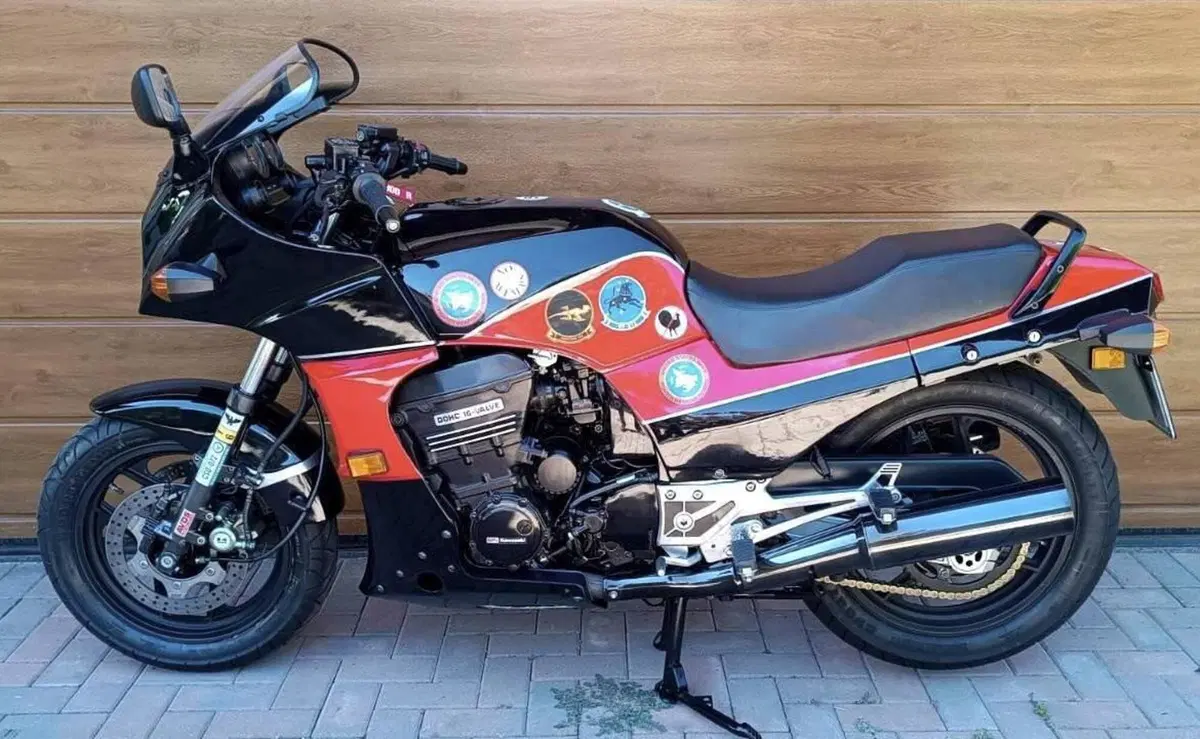 Kawasaki GPz 900 R (2)