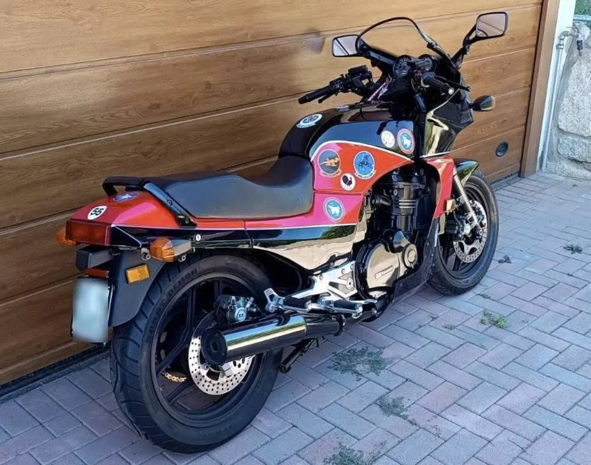 Kawasaki GPz 900 R (3)