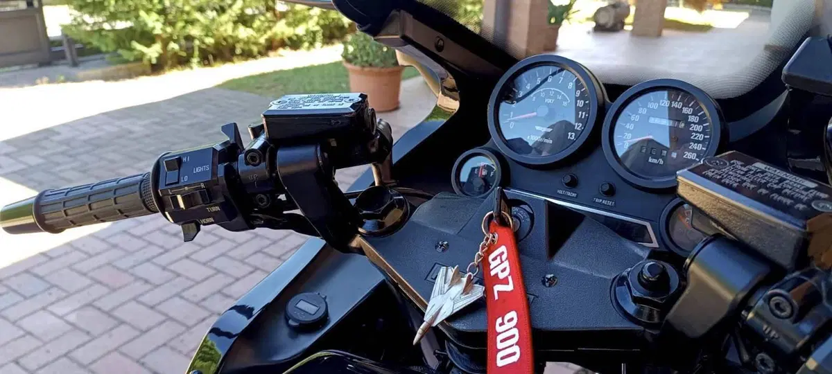 Kawasaki GPz 900 R (4)