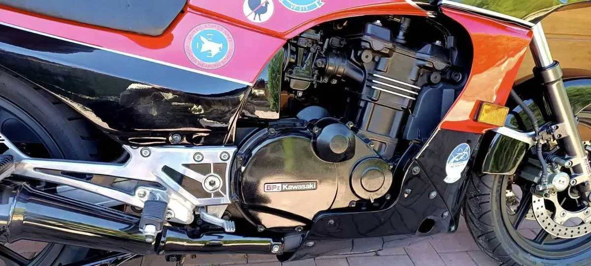 Kawasaki GPz 900 R (5)