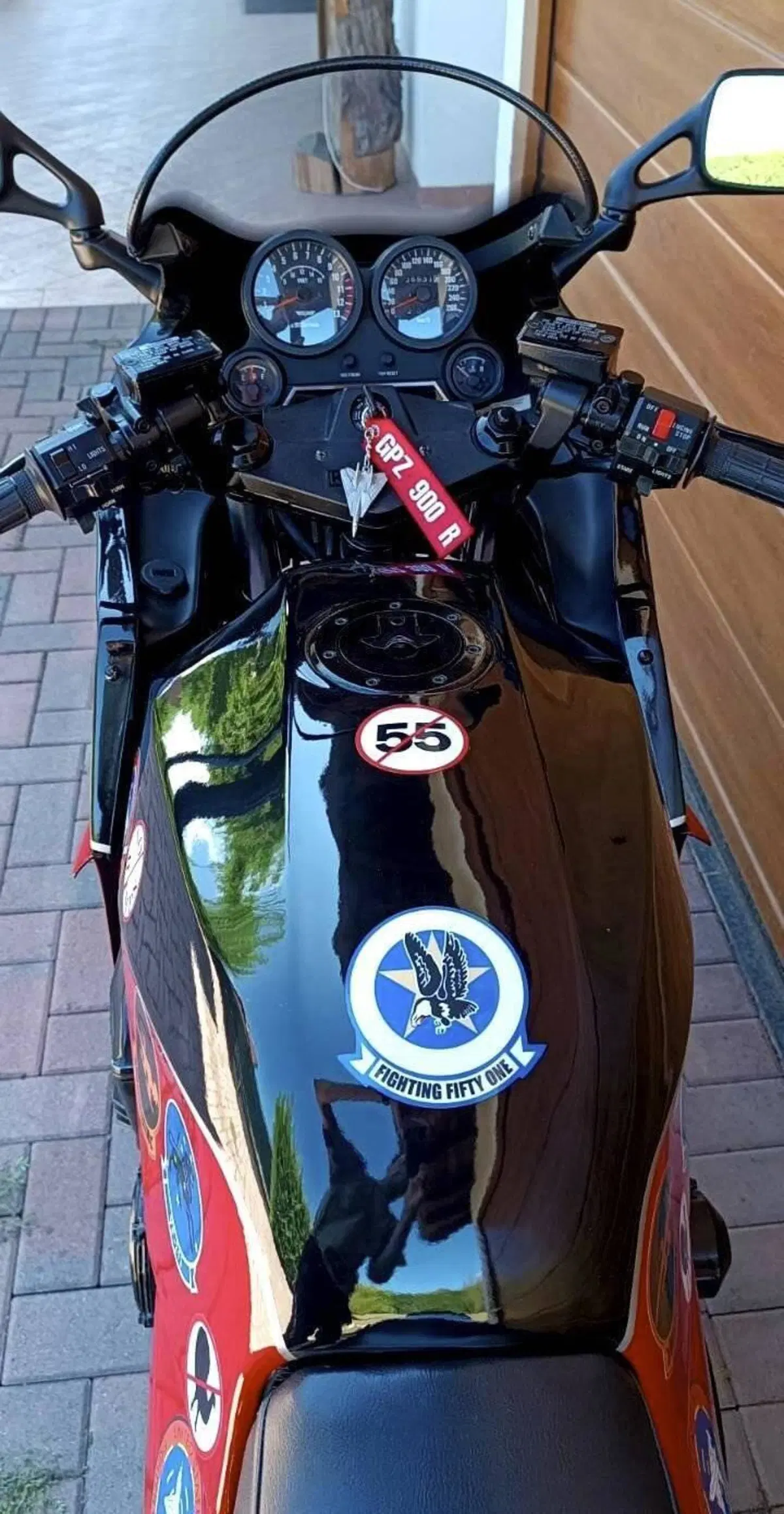 Kawasaki GPz 900 R (6)