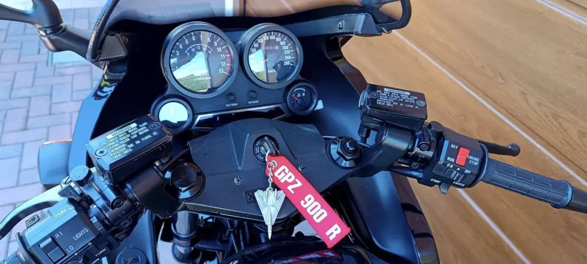 Kawasaki GPz 900 R (11)
