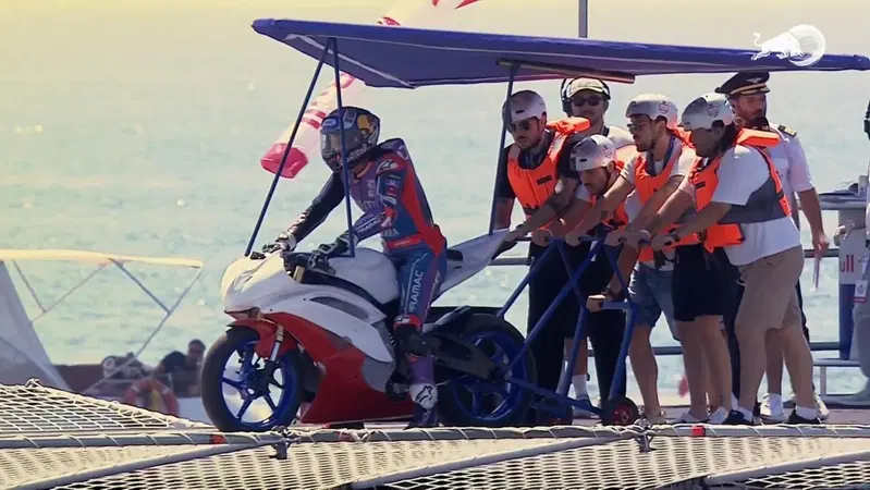 MotoGP 2026. Toprak Razgatlioglu, ma che cavolo stai facendo?? Questa finisce male! [VIDEO]