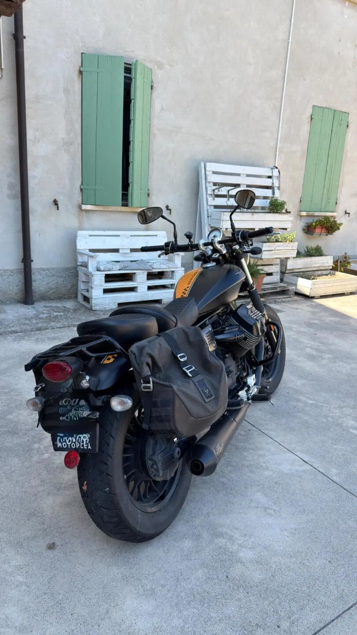 Moto Guzzi V9 Bobber (2016 - 18) (2)