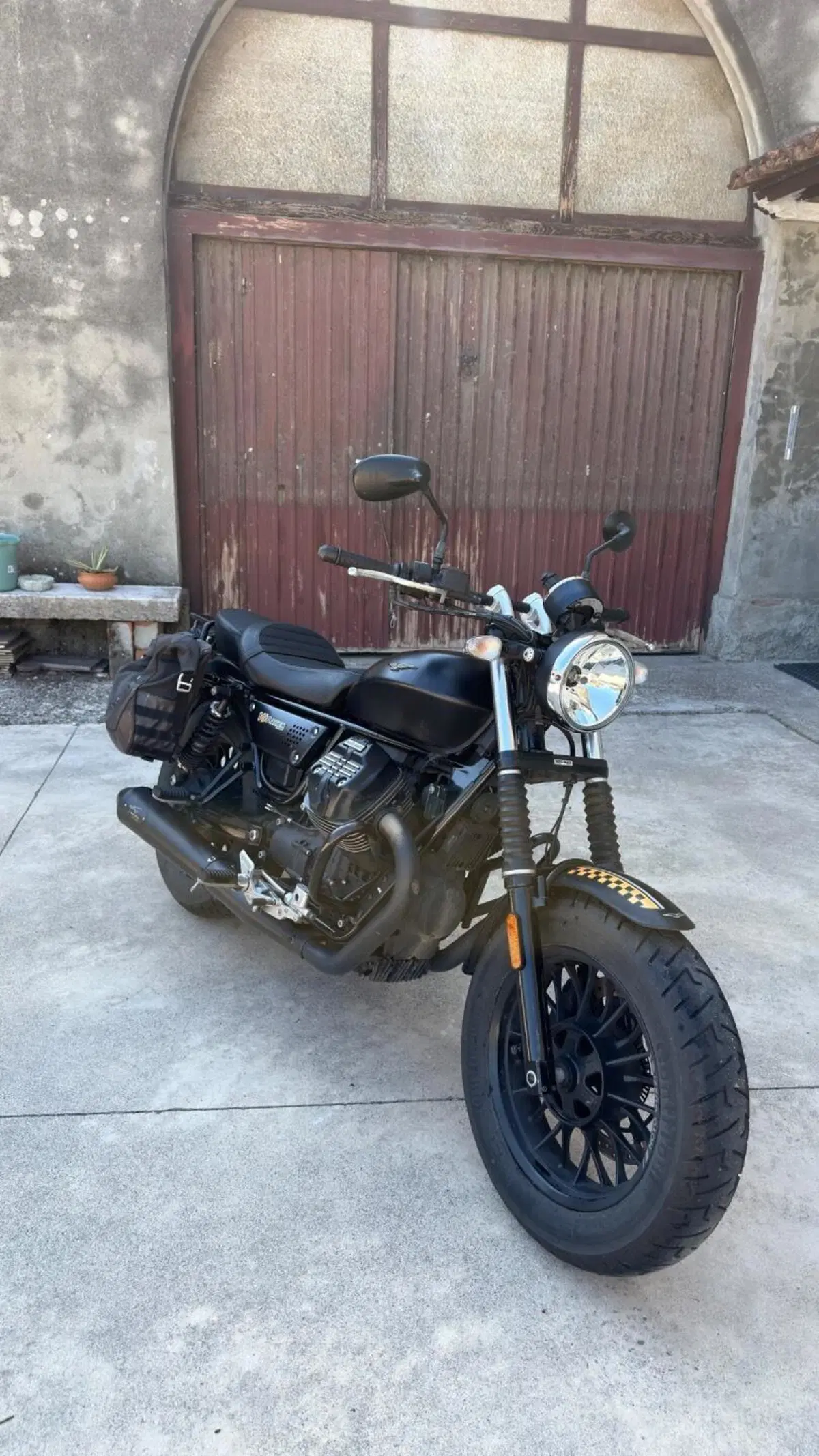 Moto Guzzi V9 Bobber (2016 - 18) (3)