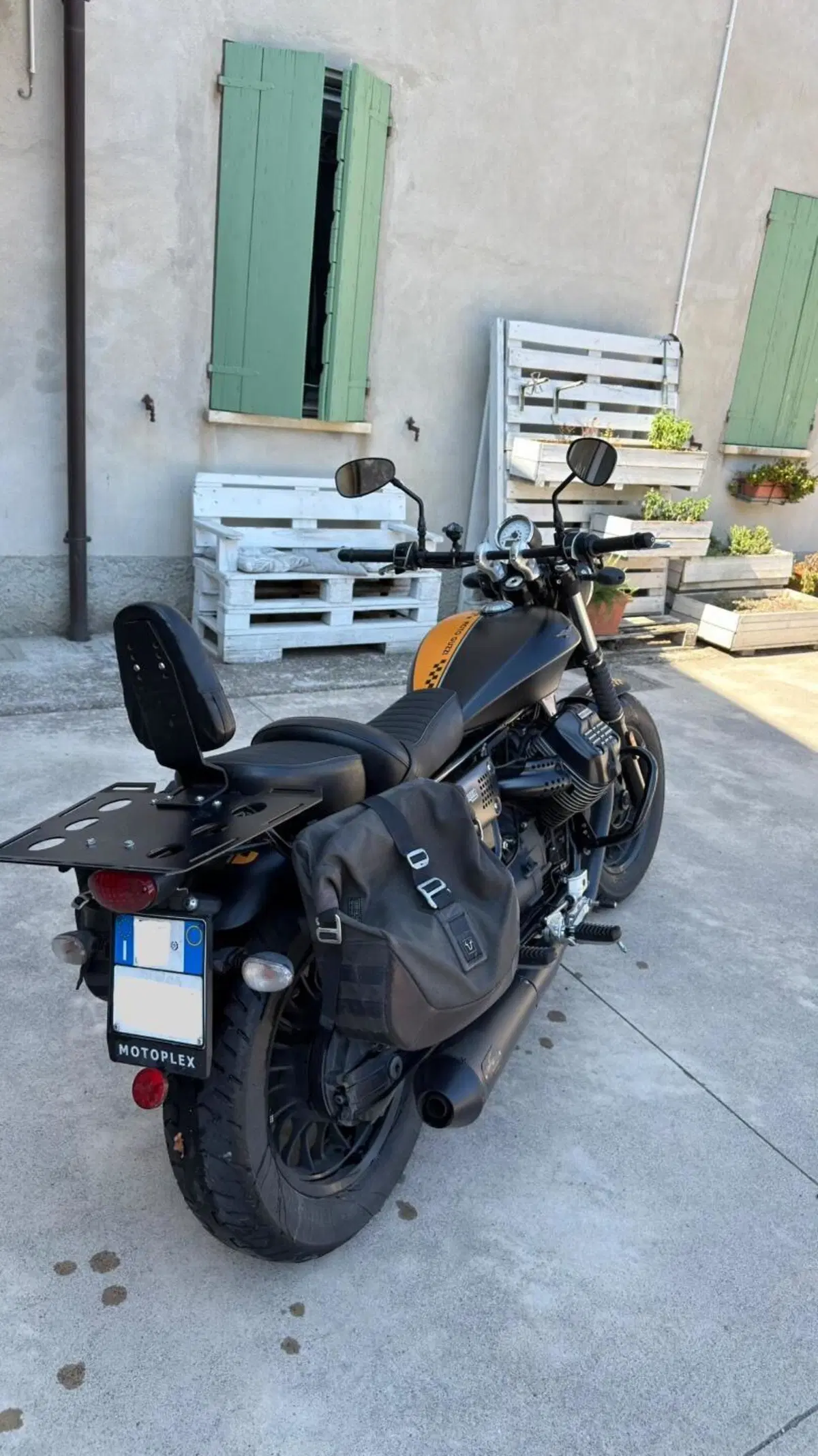 Moto Guzzi V9 Bobber (2016 - 18) (4)