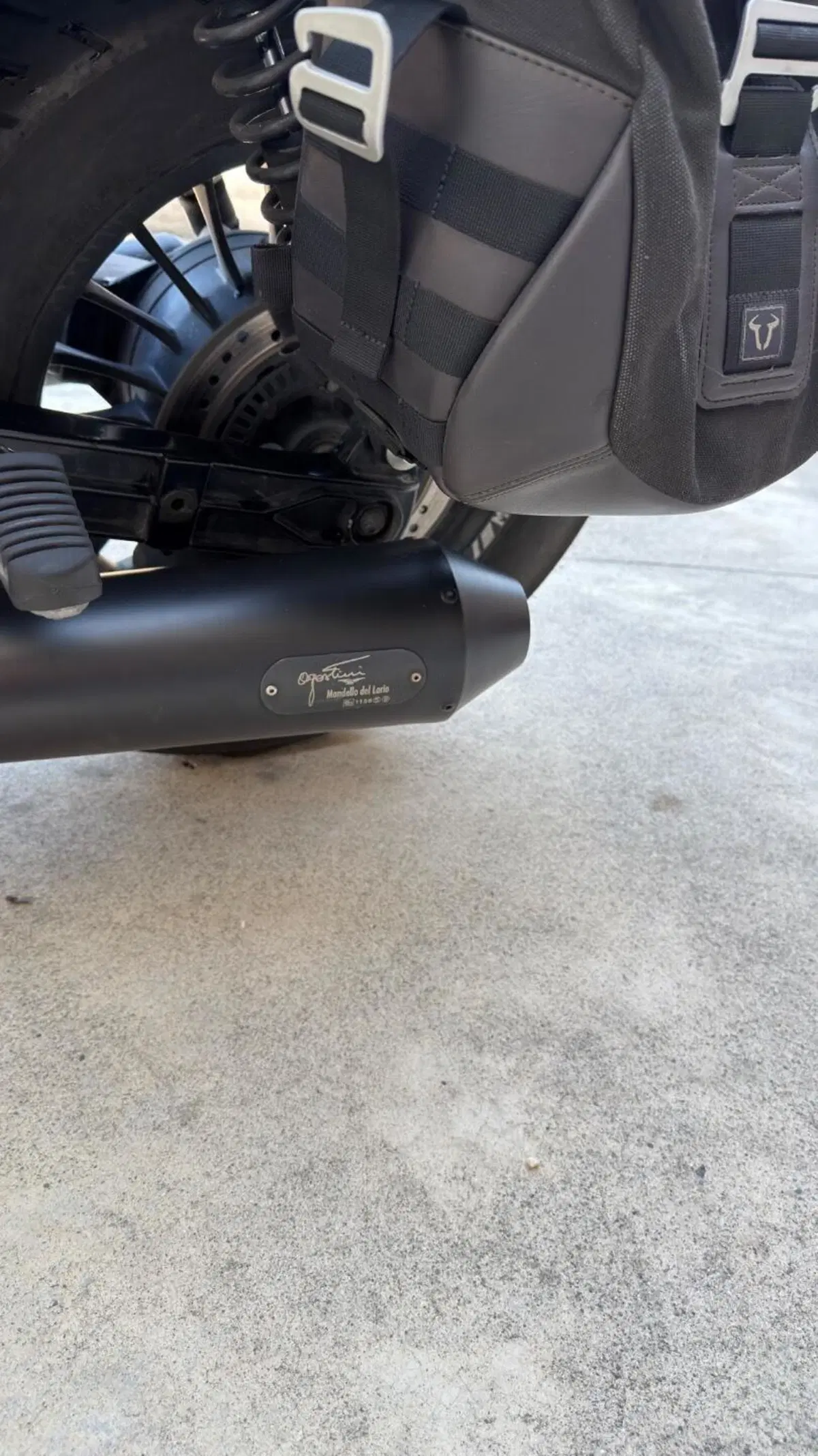 Moto Guzzi V9 Bobber (2016 - 18) (6)