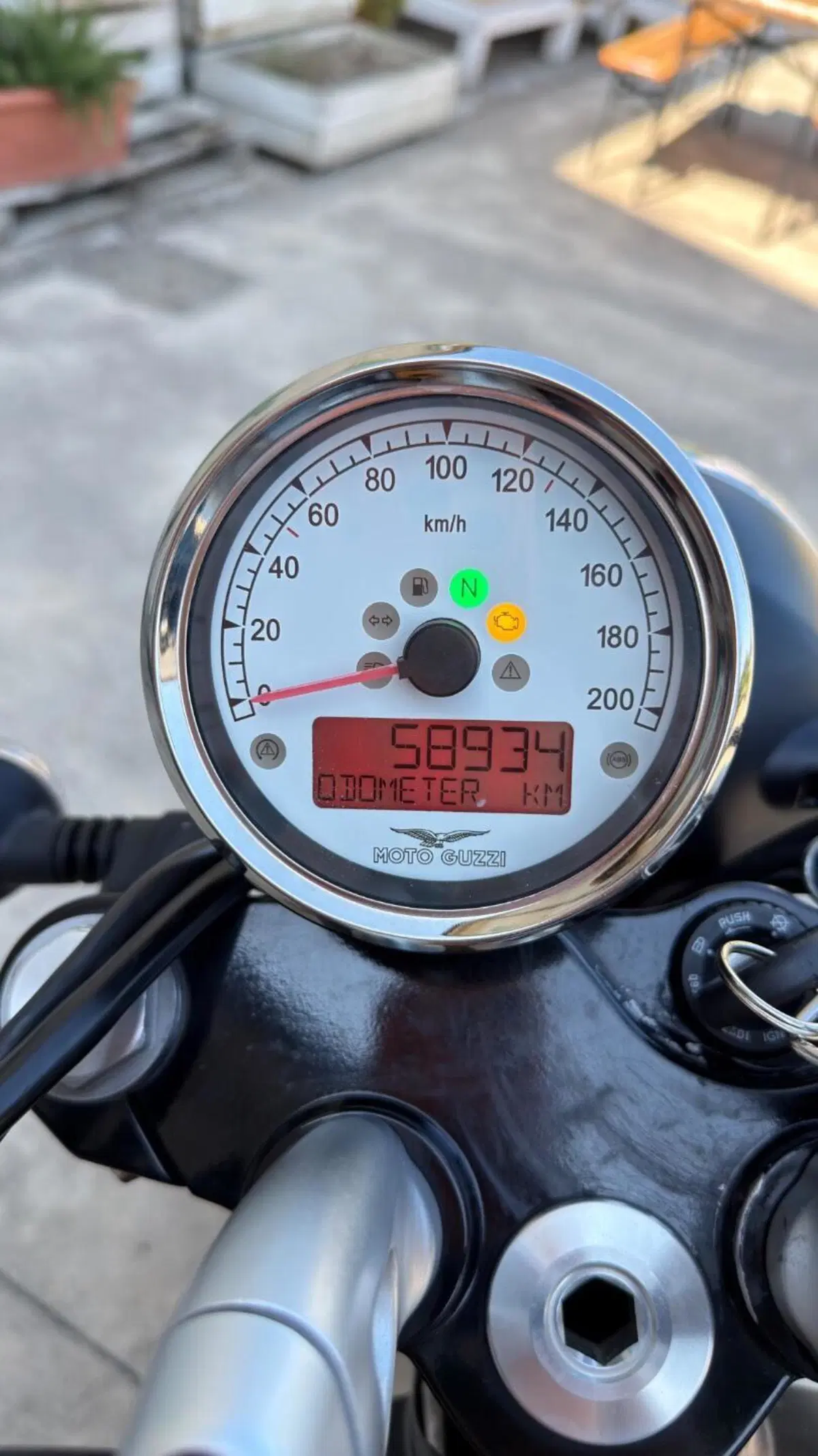 Moto Guzzi V9 Bobber (2016 - 18) (7)