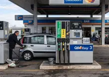 Il vizio dell'immobilismo: il Governo fa il minimo sulle accise mentre lo Stato s'incassa il tesoretto
