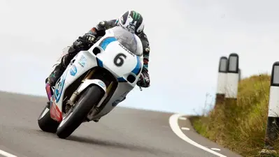 Classic TT: Dunlop a 129 mph di media (!) sulla Suzuki GSX-R 750 vince la F1