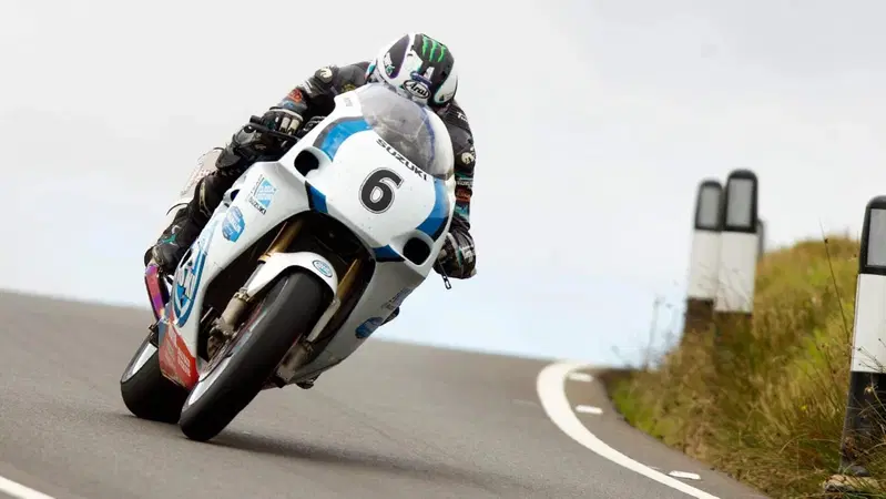 Classic TT: Dunlop a 129 mph di media (!) sulla Suzuki GSX-R 750 vince la F1
