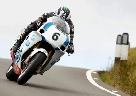 Classic TT: Dunlop a 129 mph di media (!) sulla Suzuki GSX-R 750 vince la F1