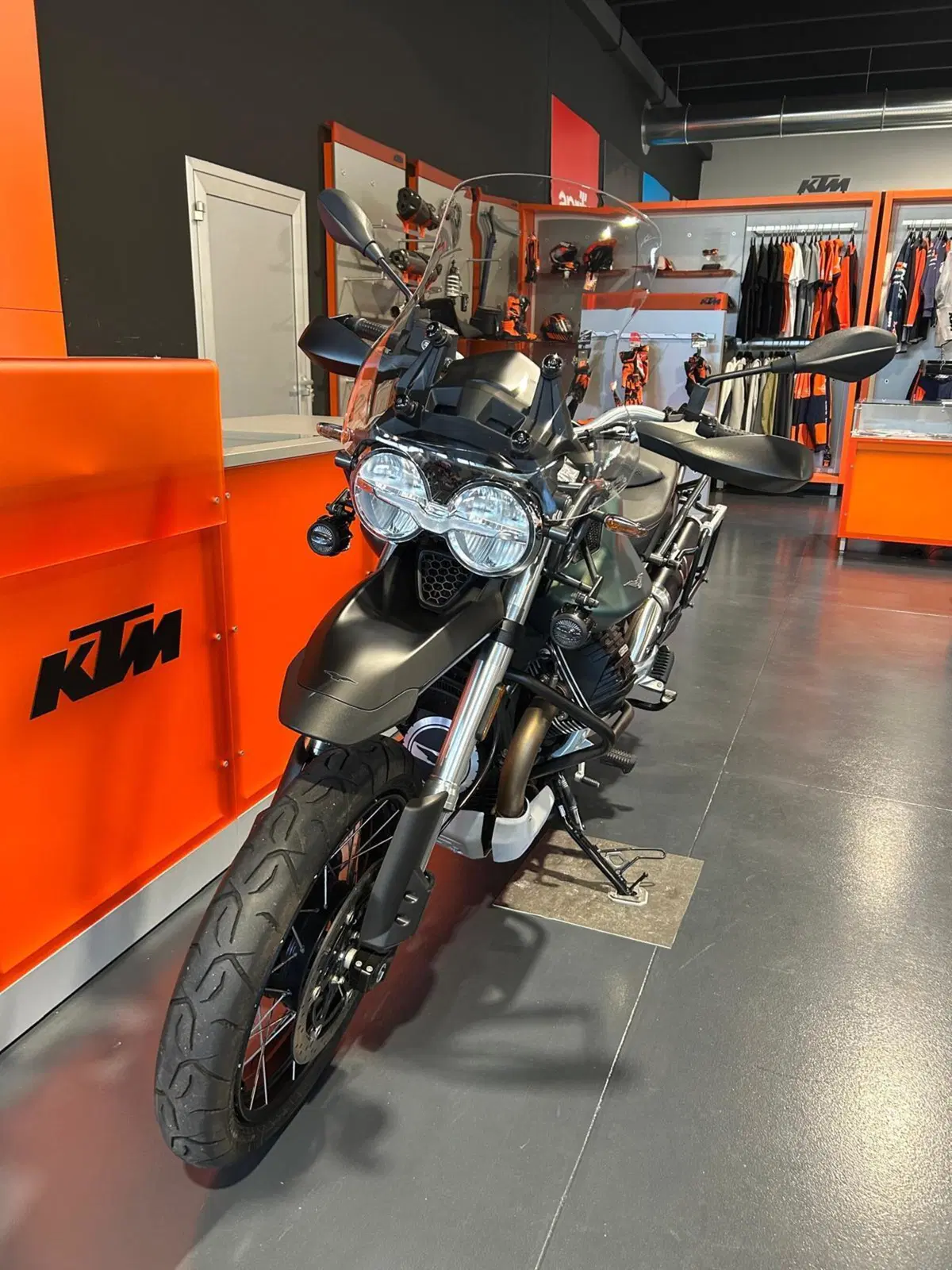 Moto Guzzi V85 TT (2021 - 23) (3)
