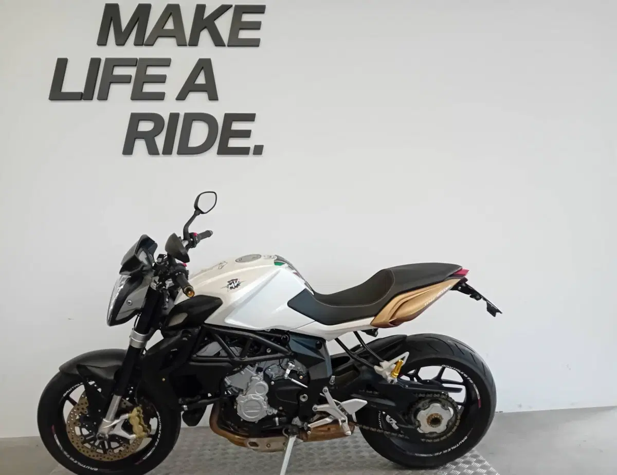 MV Agusta Brutale 675 (2011 - 15) (2)