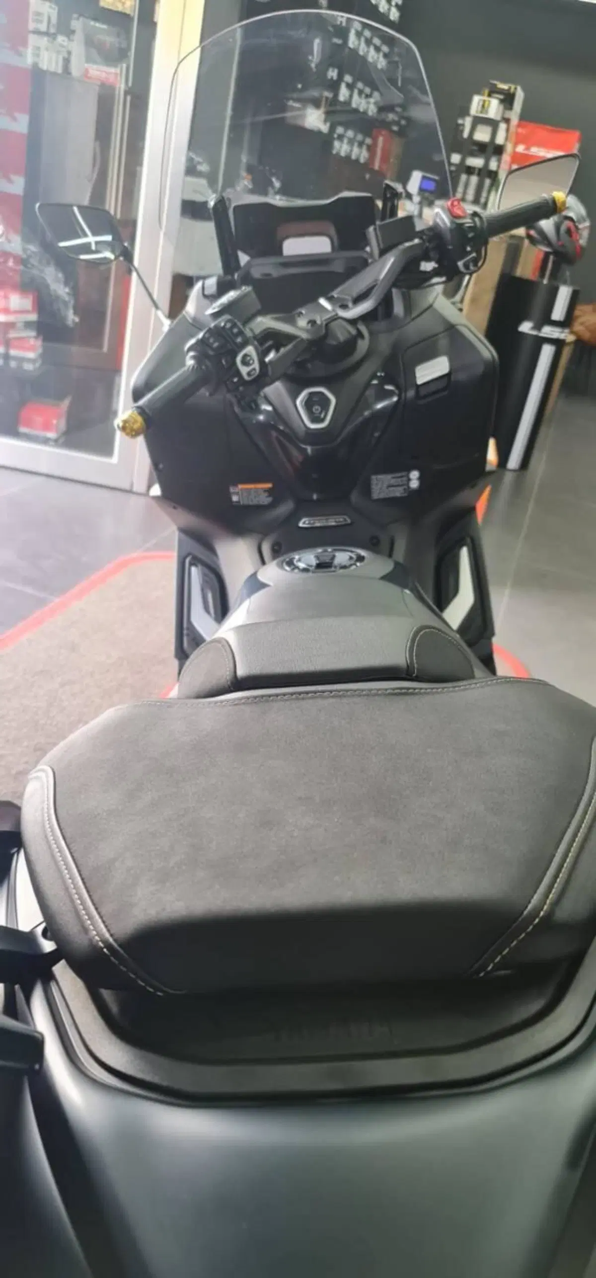 Yamaha T-Max 560 Tech Max (2022 - 24) (11)
