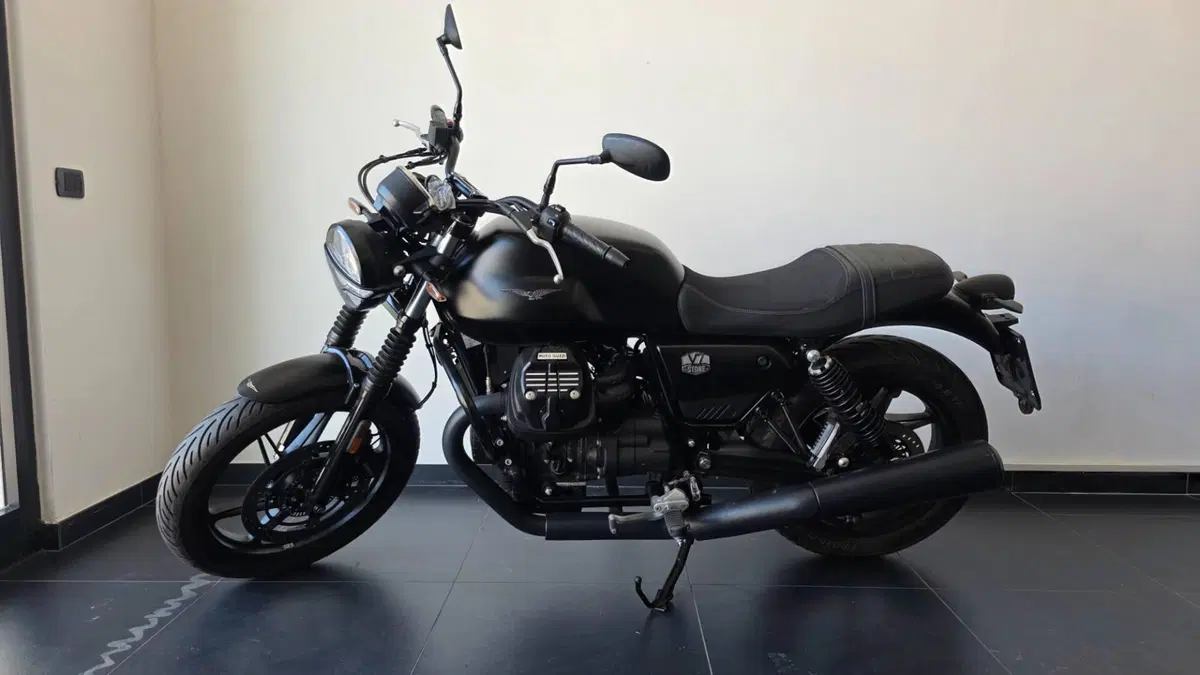 Moto Guzzi V7 Stone (2021 - 24) (2)