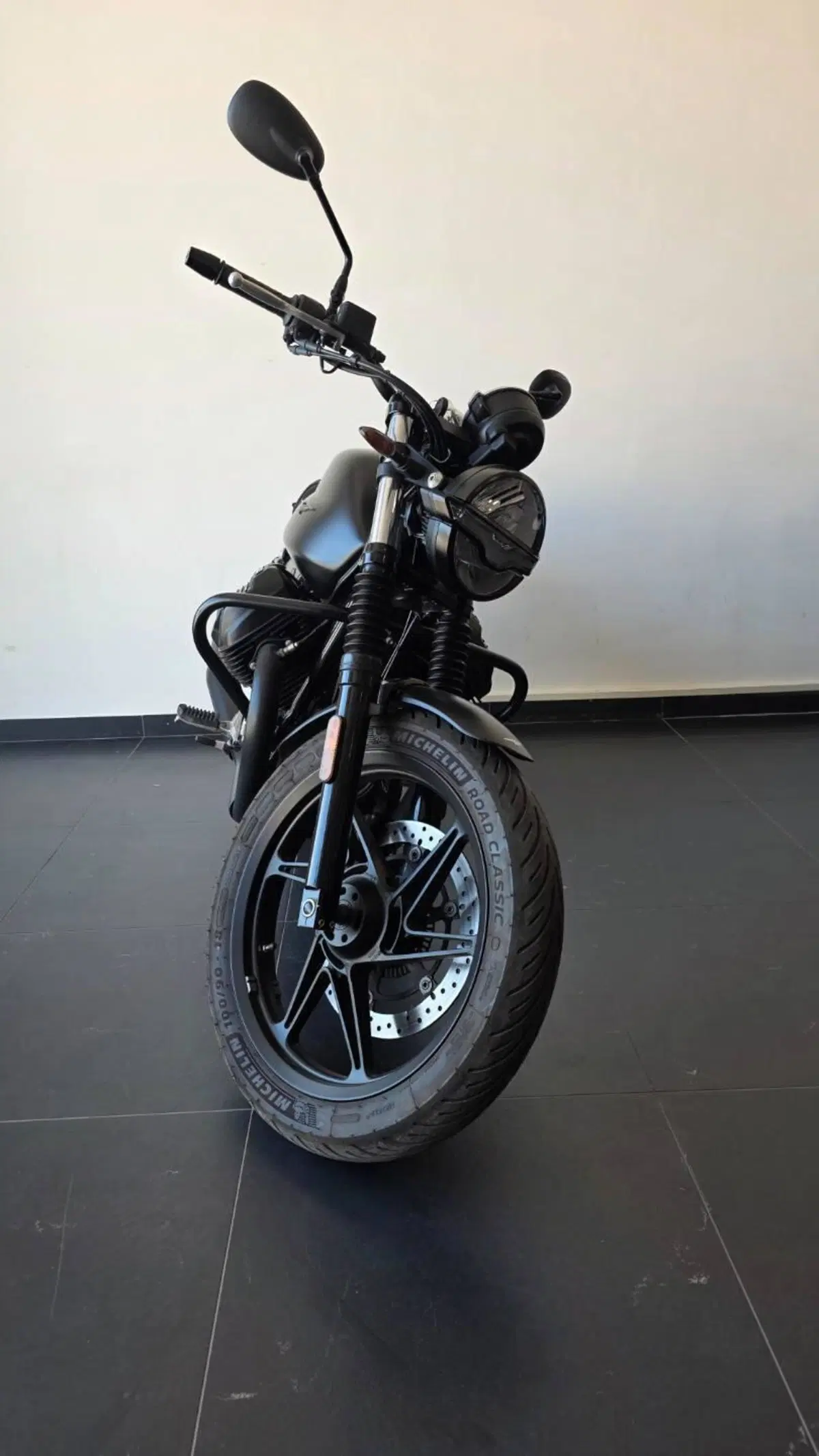 Moto Guzzi V7 Stone (2021 - 24) (3)