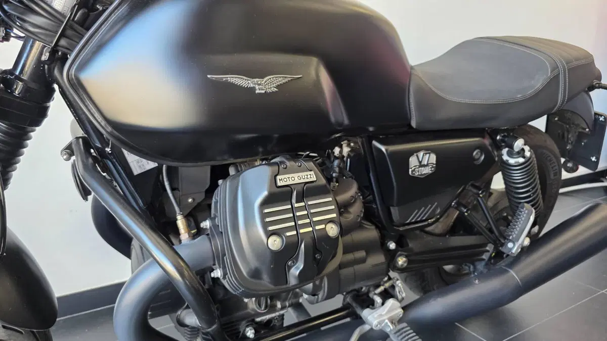 Moto Guzzi V7 Stone (2021 - 24) (4)