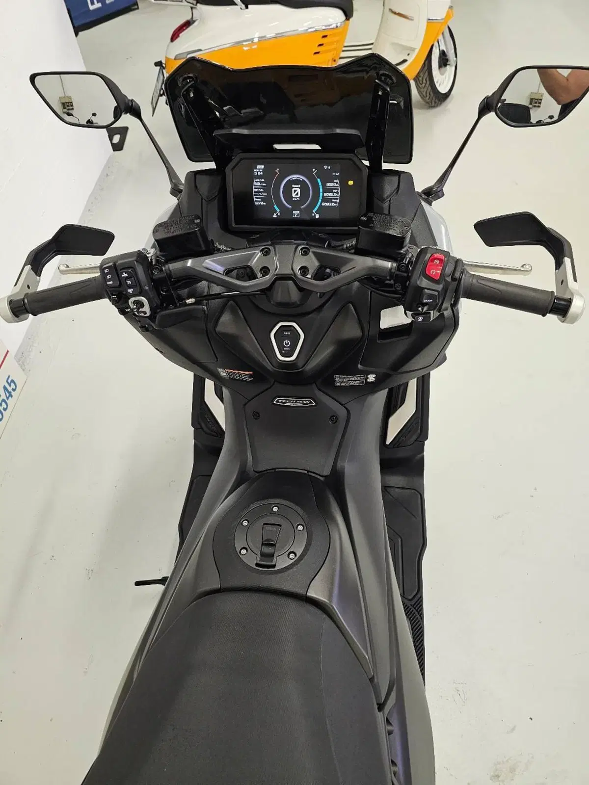 Yamaha T-Max 560 Tech Max (2025 - 26) (4)