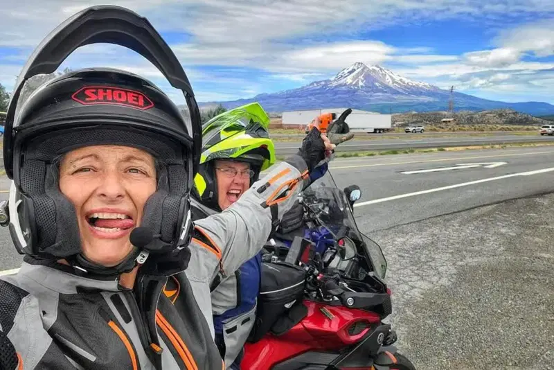 Wendy (a sinistra) e Liza (a destra) ammirano con stupore il Monte Shasta, nella California settentrionale, durante la prima tappa del WR3 Ride. Foto di Wendy Crockett.