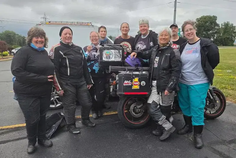 "Abbiamo avuto tantissime persone che si sono unite a noi, con livelli di esperienza molto diversi", ha osservato Wendy. "C'erano quattro veterani dell'Iron Butt Rally e persone che erano motociclisti relativamente nuovi." Foto di Liza Miller.