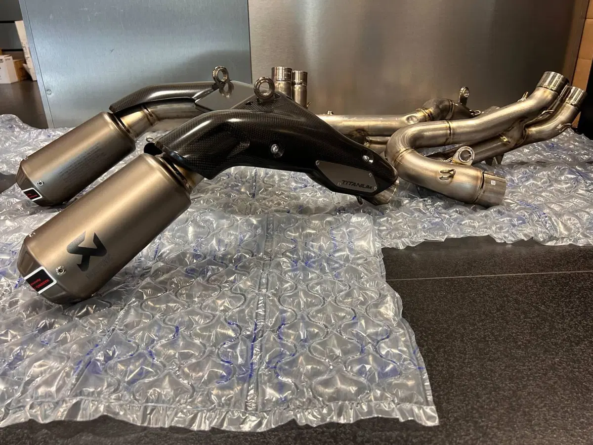 GRUPPO DI SCARICO COMPLETO IN TITANIO AKRAPOVIC PA