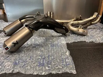 GRUPPO DI SCARICO COMPLETO IN TITANIO AKRAPOVIC PA