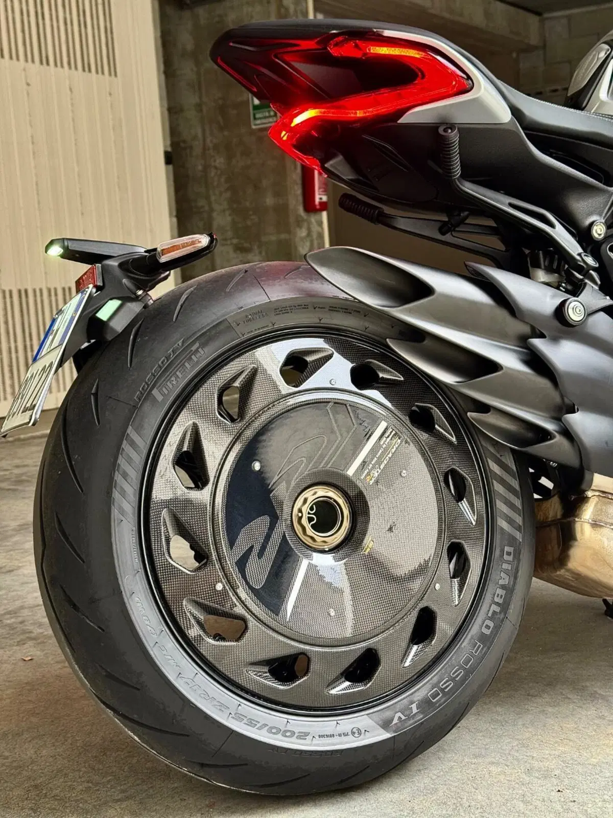 MV Agusta Dragster 800 RR Ottantesimo (2025 - 26) (15)