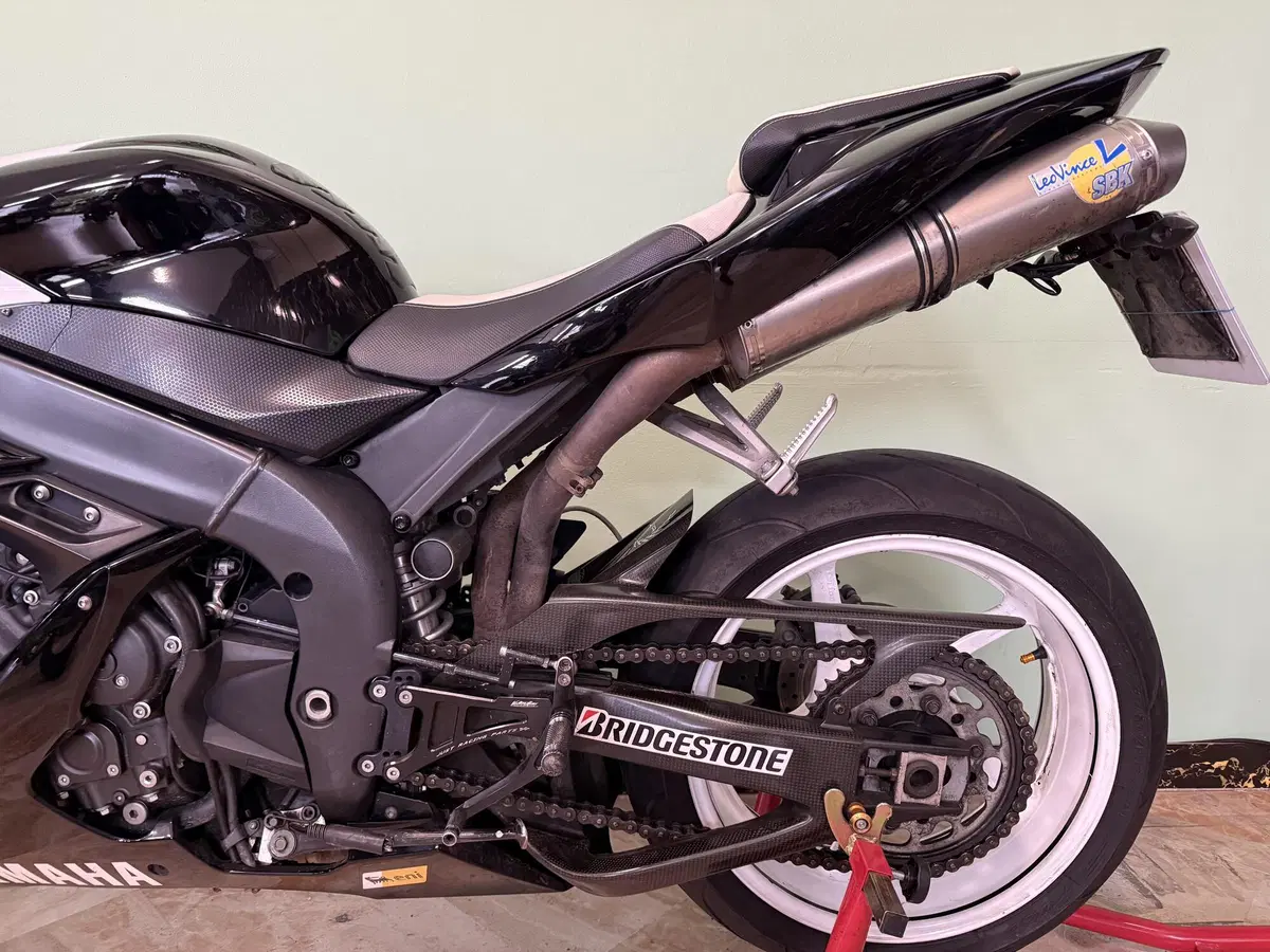 Yamaha YZF R1 (2006 - 07) (12)
