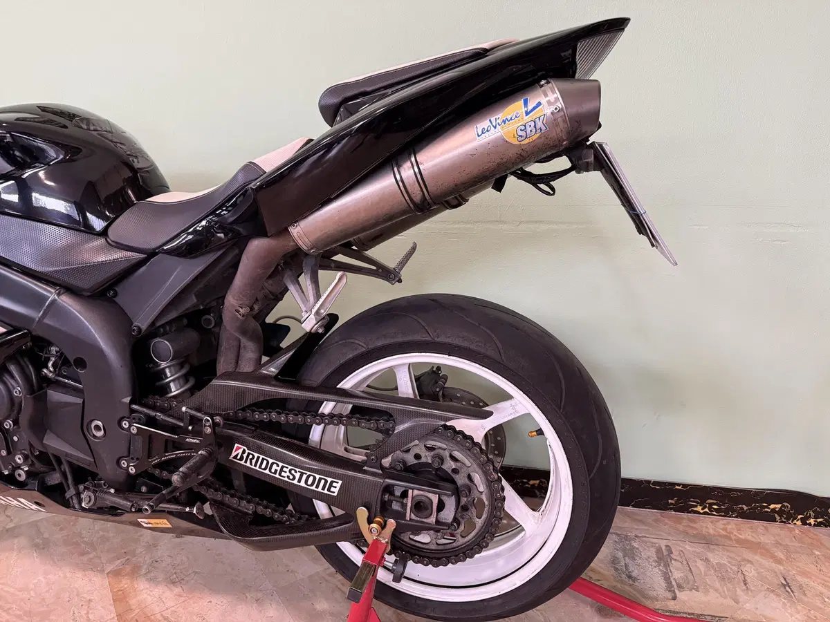 Yamaha YZF R1 (2006 - 07) (13)