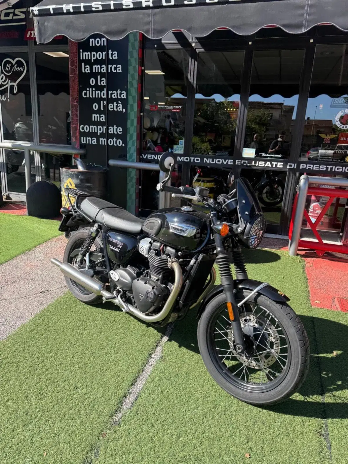 Triumph Bonneville T100 Black (2017 - 20) (2)